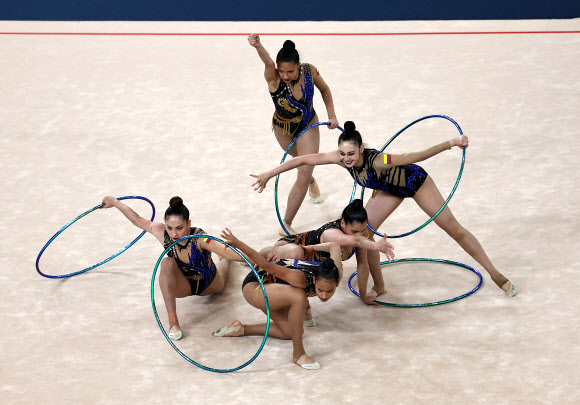 1일(현지시간) 칠레 산티아고에서 열린 2023 팬아메리칸 게임 리듬 체조 여자 단체 종합 결승전에서 콜롬비아 팀이 연기를 펼치고 있다. 로이터 연합뉴스