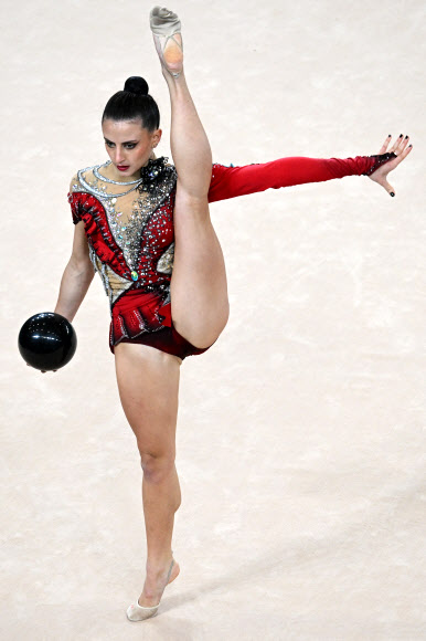 1일(현지시간) 칠레 산티아고 국립경기장 스포츠파크 팀스포츠센터에서 열린 2023 산티아고 팬아메리칸 게임 리듬체조 여자 개인종합 결승전에서 아르헨티나의 셀레스테 다르칸젤로가 연기를 펼치고 있다. AFP 연합뉴스