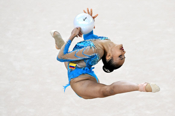 1일(현지시간) 칠레 산티아고 국립경기장 스포츠파크 팀스포츠센터에서 열린 2023 산티아고 팬아메리칸 게임 리듬체조 여자 개인종합 결승에서 콜롬비아의 오리아나 비나스가 연기를 펼치고 있다. AFP 연합뉴스