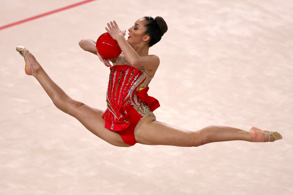 1일(현지시간) 칠레 산티아고에서 열린 2023 산티아고 팬아메리칸 게임 리듬체조 여자개인종합 결승에서 콜롬비아의 리나 두산이 연기를 펼치고 있다. 로이터 연합뉴스