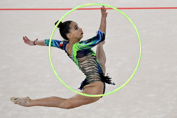 1일(현지시간) 칠레 산티아고 국립경기장 스포츠파크 팀스포츠센터에서 열린 2023 산티아고 팬아메리칸 게임 리듬체조 여자개인종합 결승에서 멕시코의 마리나 말피카가 연기를 펼치고 있다. AFP 연합뉴스