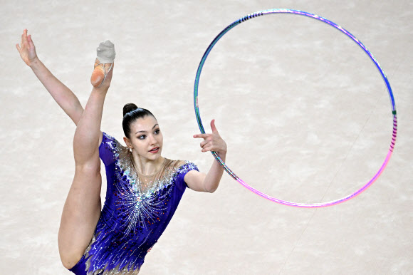 1일(현지시간) 칠레 산티아고 국립경기장 스포츠파크 팀스포츠센터에서 열린 2023 산티아고 팬 아메리칸게임 산티아고 리듬체조 여자개인종합 결승에서 미국의 에비타 그리세나스가 연기를 펼치고 있다. AFP 연합뉴스