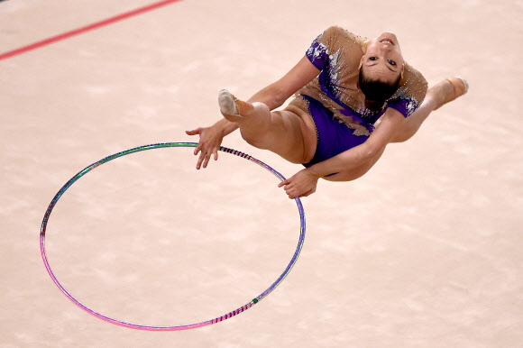 1일(현지시간) 칠레 산티아고에서 열린 2023 산티아고 팬 아메리칸게임 산티아고 리듬체조 여자개인종합 결승에서 미국의 에비타 그리세나스가 연기를 펼치고 있다. 로이터 연합뉴스