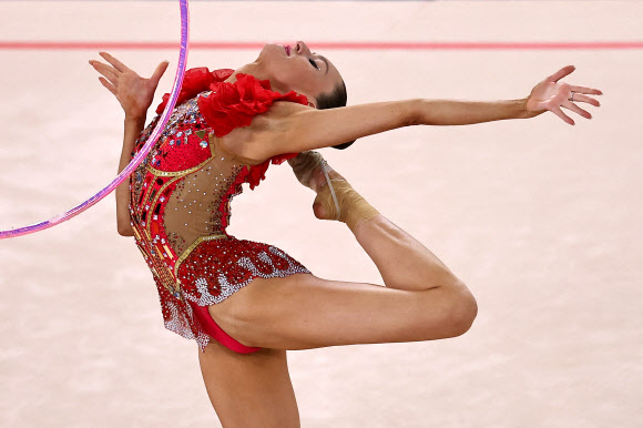 1일(현지시간) 칠레 산티아고에서 열린 2023 산티아고 팬아메리칸 게임 리듬체조 여자개인종합 결승에서 캐나다의 카르멜 칼레마가 연기를 펼치고 있다. 로이터 연합뉴스