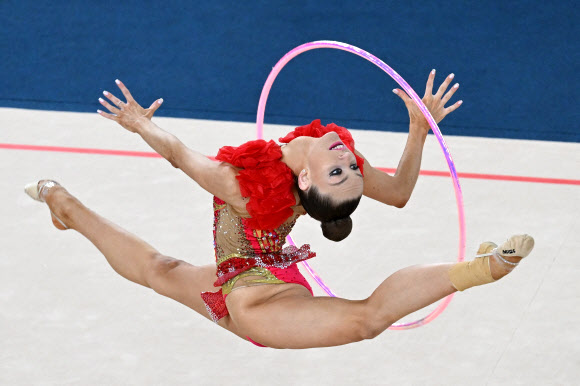 1일(현지시간) 칠레 산티아고 국립경기장 스포츠파크의 팀 스포츠센터에서 열린 2023 산티아고 팬아메리칸 게임 리듬체조 여자개인종합 결승전에서 캐나다의 카멜 칼레마가 연기를 펼치고 있다. AFP 연합뉴스