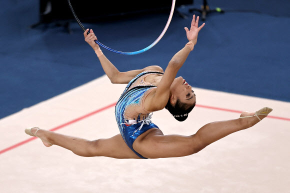 1일(현지시간) 칠레 산티아고에서 열린 2023 산티아고 팬 아메리칸게임 산티아고 리듬체조 여자개인종합 결승에서 칠레의 하비에라 루빌라르 산휴자가 연기를 펼치고 있다. 로이터 연합뉴스