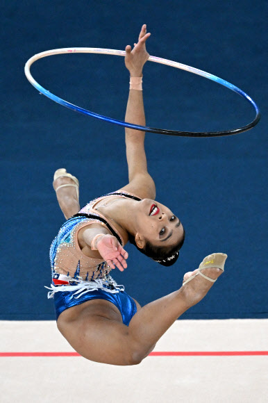 1일(현지시간) 칠레 산티아고 국립경기장 스포츠파크 팀스포츠센터에서 열린 2023 산티아고 팬아메리칸 게임 리듬체조 여자개인종합 결승전에서 칠레의 하비에르아 루빌라르가 연기를 펼치고 있다. AFP 연합뉴스