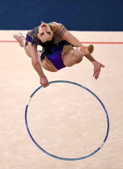 1일(현지시간) 칠레 산티아고에서 열린 2023 산티아고 팬 아메리칸게임 산티아고 리듬체조 여자개인종합 결승에서 멕시코의 레디아 후아레스가 연기를 펼치고 있다. 로이터 연합뉴스