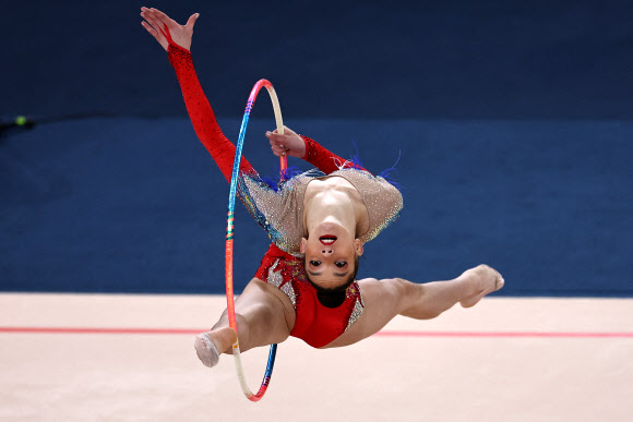 1일(현지시간) 칠레 산티아고에서 열린 2023 산티아고 팬 아메리칸게임 산티아고 리듬체조 여자개인종합 결승에서 브라질의 마리아 에두아르다 알렉산드르가 연기를 펼치고 있다. 로이터 연합뉴스