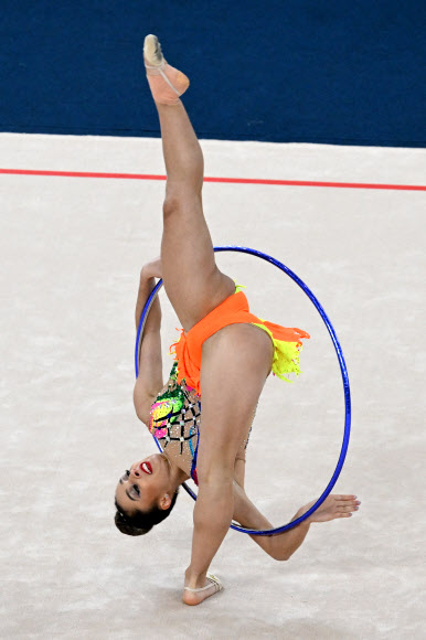 1일(현지시간) 칠레 산티아고 국립경기장 스포츠파크 팀스포츠센터에서 열린 2023 산티아고 팬아메리칸 게임 리듬체조 여자개인종합 결승에서 콜롬비아의 리나 두산이 연기를 펼치고 있다. AFP 연합뉴스