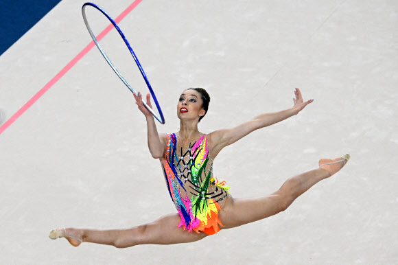 1일(현지시간) 칠레 산티아고 국립경기장 스포츠파크 팀스포츠센터에서 열린 2023 산티아고 팬아메리칸 게임 리듬체조 여자개인종합 결승에서 콜롬비아의 리나 두산이 연기를 펼치고 있다. AFP 연합뉴스