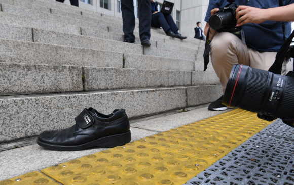 2020년 7월 16일 국회 개원식 연설을 마친 뒤 국회 본관을 빠져나가는 당시 문재인 대통령을 향해 한 남성이 던진 신발이 계단 앞에 놓여 있다. 김명국 선임기자 daunso@seoul.co.kr