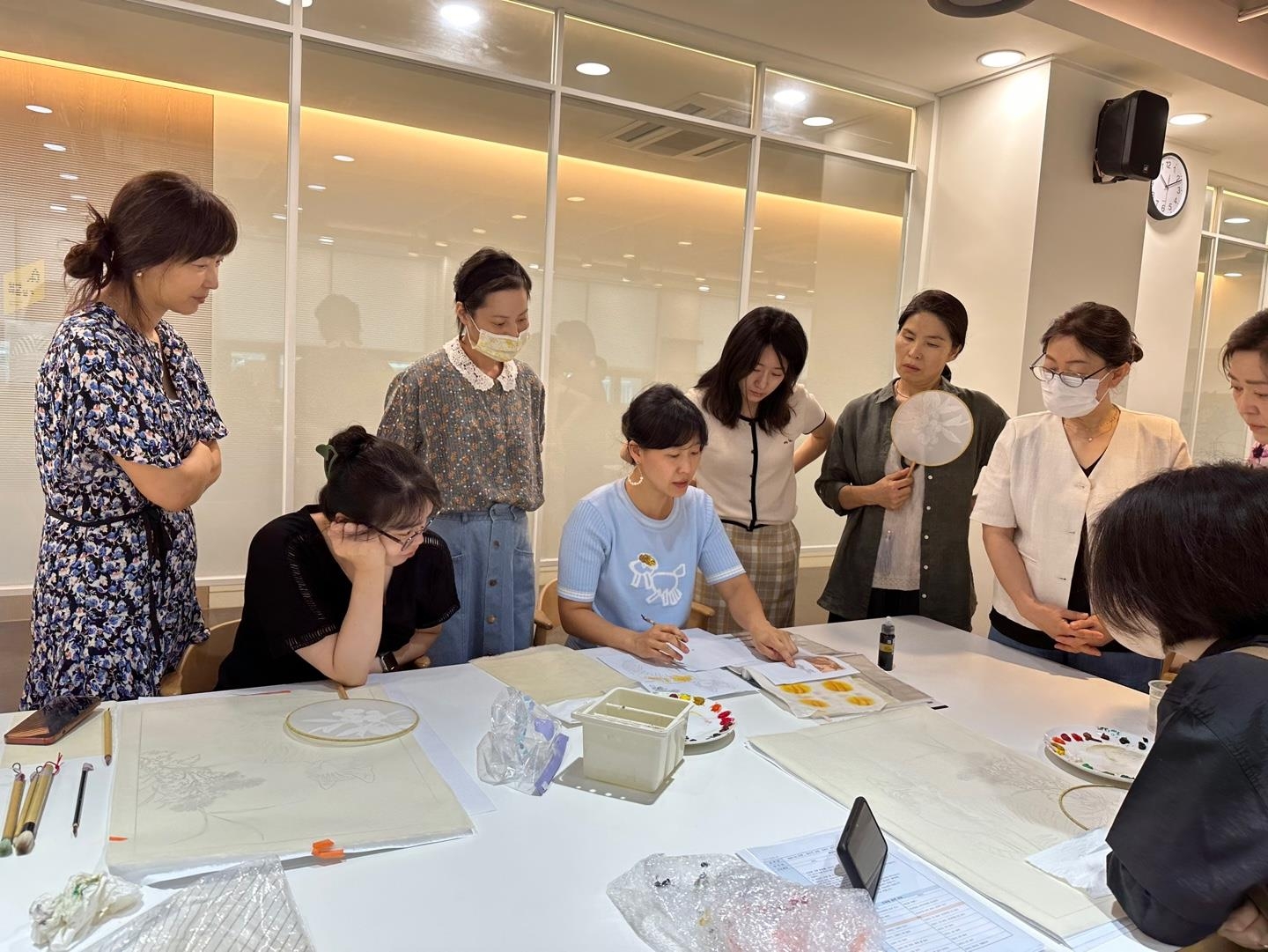 서울 영등포구 주민들이 평생학습 프로그램 중 민화 그리기 수업에 참여하고 있다. 영등포구 제공
