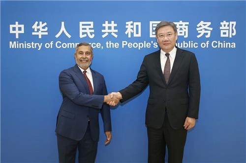 지난 1일 중국 베이징에서 왕원타오(오른쪽) 중국 상무부장이 산제이 메흐로트라 마이크론 최고경영자(CEO)를 만나 악수를 나누고 있다. 중국 상무부 홈페이지 캡처