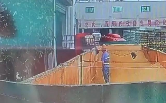 중국 웨이보에 퍼진 영상 속 한 장면. 중국 칭다오 맥주 생산공장에서 한 남성이 맥아 보관소에서 소변을 보고 있다. 홍성신문 캡처