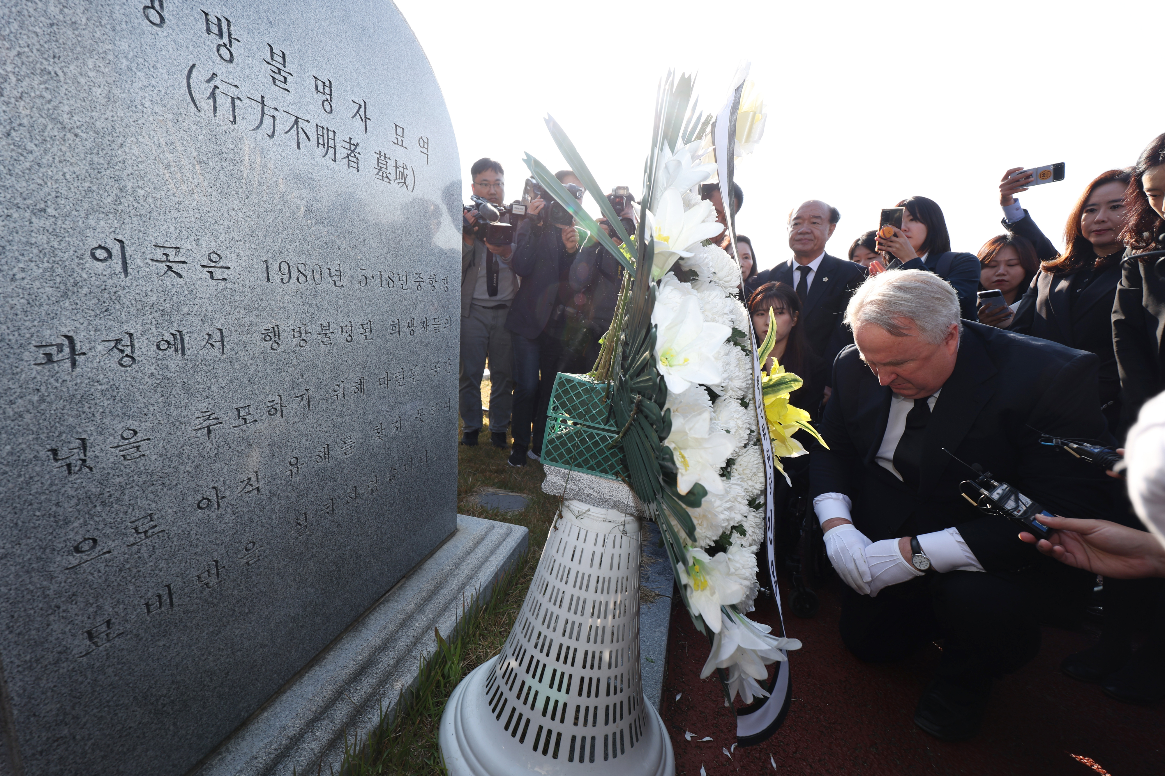 인요한 국민의힘 혁신위원장이 30일 광주 북구 국립 5·18 민주묘지 행방불명자 묘역에서 한쪽 무릎을 꿇고 묵념하고 있다. 2023.10.30 연합뉴스