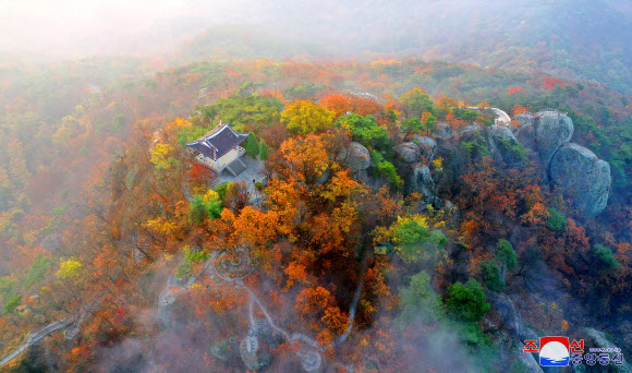 북한 조선중앙통신은 “룡악산에 이채로운 가을 풍경이 펼쳐졌다”고 3일 보도했다. 평양시 만경대구역에 위치한 룡악산은 산봉우리의 모습이 용처럼 하늘을 향해 나는 듯하여 그 이름이 붙었으며 ‘평양의 금강산’이라고도 불린다. 2023.11.3. 조선중앙통신 홈페이지 캡처·연합뉴스