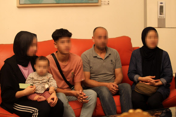 이스라엘과 팔레스타인 무장정파 하마스의 전쟁 26일만인 2일(현지시간)극적으로 탈출에 성공한 가자지구내 유일 한국인 가족이 이집트 카이로 모처에서 인터뷰하고 있다. 2023.11.3 연합뉴스