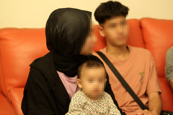 이스라엘과 팔레스타인 무장정파 하마스의 전쟁 26일만인 2일(현지시간)극적으로 탈출에 성공한 가자지구내 유일 한국인 부부의 자녀가 이집트 카이로 모처에서 인터뷰하고 있다. 2023.11.3 연합뉴스