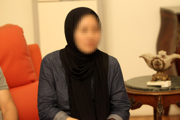 이스라엘과 팔레스타인 무장정파 하마스의 전쟁 26일만인 2일(현지시간)극적으로 탈출에 성공한 가자지구내 유일 한국인 가족 중 어머니 최모씨가 이집트 카이로 모처에서 인터뷰하고 있다. 2023.11.3 연합뉴스