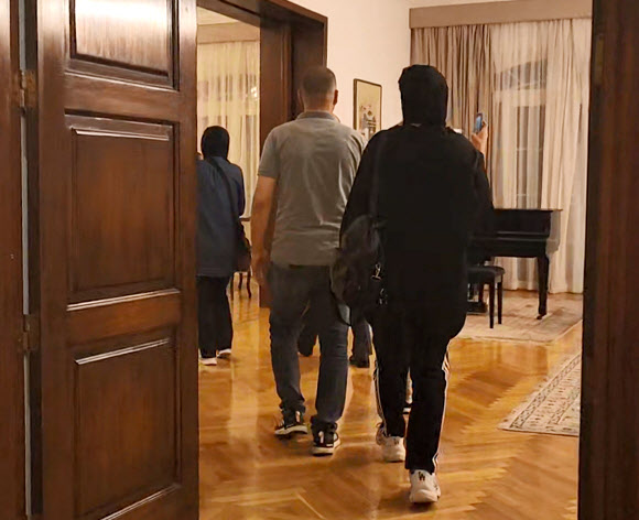 이스라엘과 팔레스타인 무장정파 하마스의 전쟁 26일만인 2일(현지시간)극적으로 탈출에 성공한 가자지구내 유일 한국인 가족이 이집트 카이로 모처에 도착하고 있다. 2023.11.3  연합뉴스