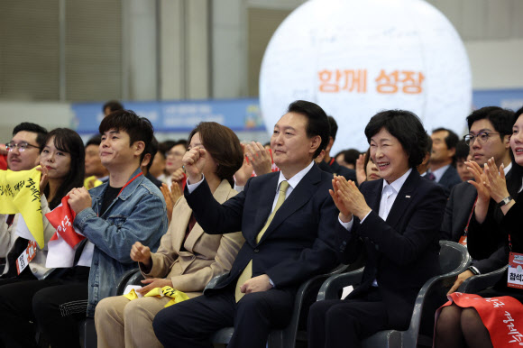 윤석열 대통령이 3일 경기도 고양시 킨텍스에서 열린 대한민국 소상공인대회 개막식에서 소상공인들의 소망기원 퍼즐보드 세리머니를 보며 격려하고 있다. 2023.11.3 연합뉴스