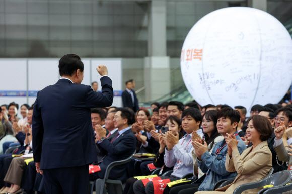 윤석열 대통령이 3일 경기도 고양시 킨텍스에서 열린 대한민국 소상공인대회 개막식에서 참석자들에게 인사하고 있다. 2023.11.3 연합뉴스