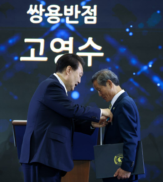 윤석열 대통령이 3일 경기도 고양시 킨텍스에서 열린 대한민국 소상공인대회 개막식에서 쌍용반점 고영수 씨에게 산업포장을 수여하고 있다. 2023.11.3 연합뉴스