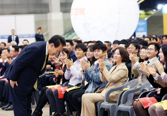 윤석열 대통령이 3일 경기도 고양시 킨텍스에서 열린 2023 대한민국 소상공인대회 개막식에서 인사하고 있다. 2023.11.3 연합뉴스