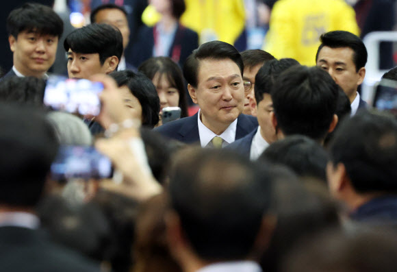 윤석열 대통령이 3일 경기도 고양시 킨텍스에서 열린 2023 대한민국 소상공인대회 개막식에 입장하며 참석자들과 인사하고 있다. 2023.11.3 연합뉴스