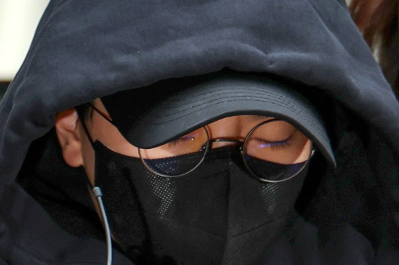 특정경제범죄가중처벌법상 사기 혐의를 받는 전청조 씨가 3일 오후 서울동부지방법원에서 열리는 영장실질심사에 출석하기 위해 서울 송파경찰서에서 나오고 있다. 2023.11.3 연합뉴스