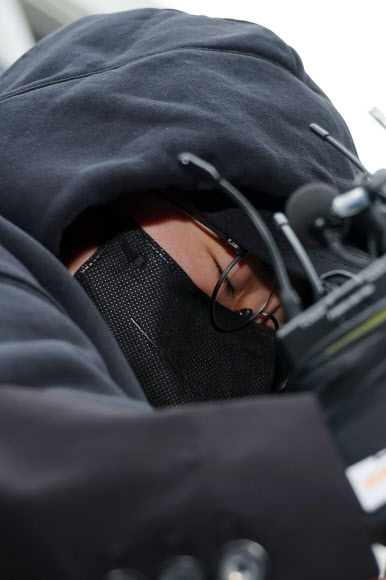 특정경제범죄가중처벌법상 사기 혐의를 받는 전청조 씨가 3일 오후 서울 송파경찰서에서 나와 검찰로 송치되고 있다. 2023.11.3 연합뉴스