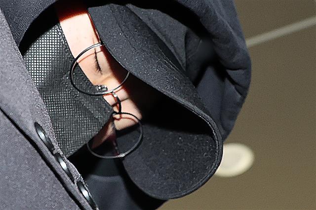 남현희 전 펜싱 국가대표 재혼 상대로 알려진 뒤 사기 의혹을 받는 전청조 씨가 3일 오후 서울 송파구 서울동부지방법원에서 열린 구속 전 피의자 심문(영장실질심사)에 출석하고 있다. 2023.11.3. 뉴스1