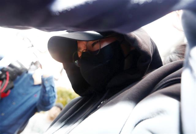 남현희 전 펜싱 국가대표 재혼 상대로 알려진 뒤 사기 의혹을 받는 전청조 씨가 3일 오후 구속 전 피의자 심문(영장실질심사)을 받기 위해 서울 송파구 송파경찰서를 나서 서울동부지법으로 향하고 있다. 2023.11.3. 뉴스1