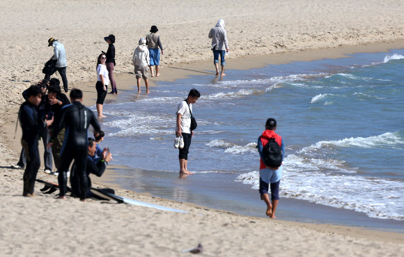 늦더위가 기승을 부리고 있는 3일 부산 해운대구 송정해수욕장에서 시민들이 해안가에서 더위를 식히고 있다. 2023.11.3 연합뉴스