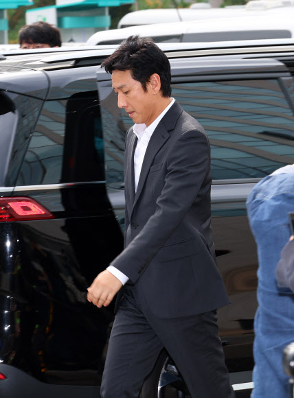 마약 투약 혐의를 받는 배우 이선균씨가 4일 오후 조사를 받기 위해 인천논현경찰서에 있는 인천경찰청 마약범죄수사계에 재출석하고 있다. 2023.11.4 연합뉴스