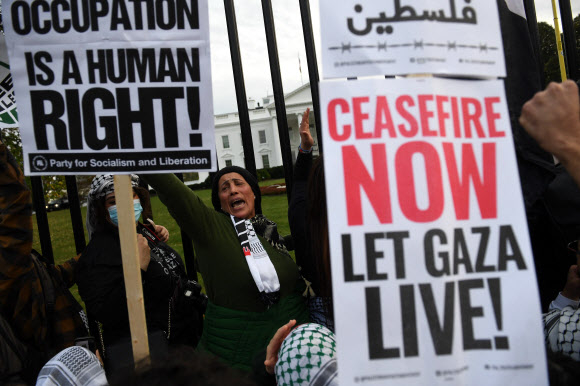팔레스타인을 지지하는 시위 참가자들이 4일(현지시간) 백악관 앞에서 즉각 휴전을 촉구하는 구호를 외치고 있다. 워싱턴DC AFP 연합뉴스