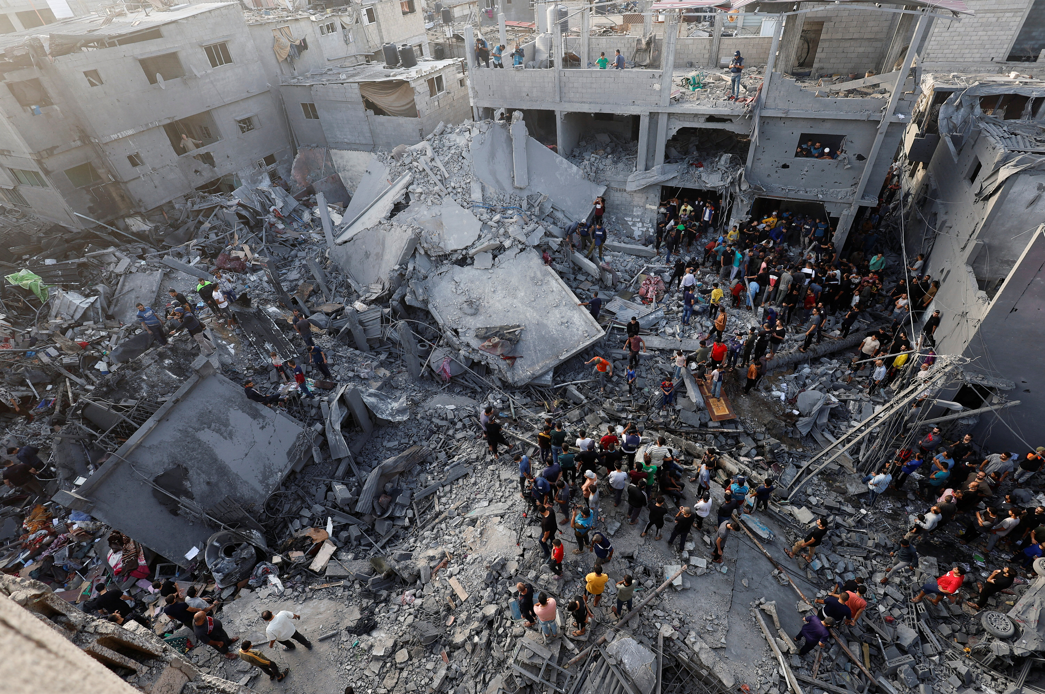 5일(현지시간) 이스라엘군 공습으로 팔레스타인 가자지구 중부 데이르알발라 구역의 마가지 난민촌이 쑥대밭이 됐다. 2023.11.5 로이터 연합뉴스