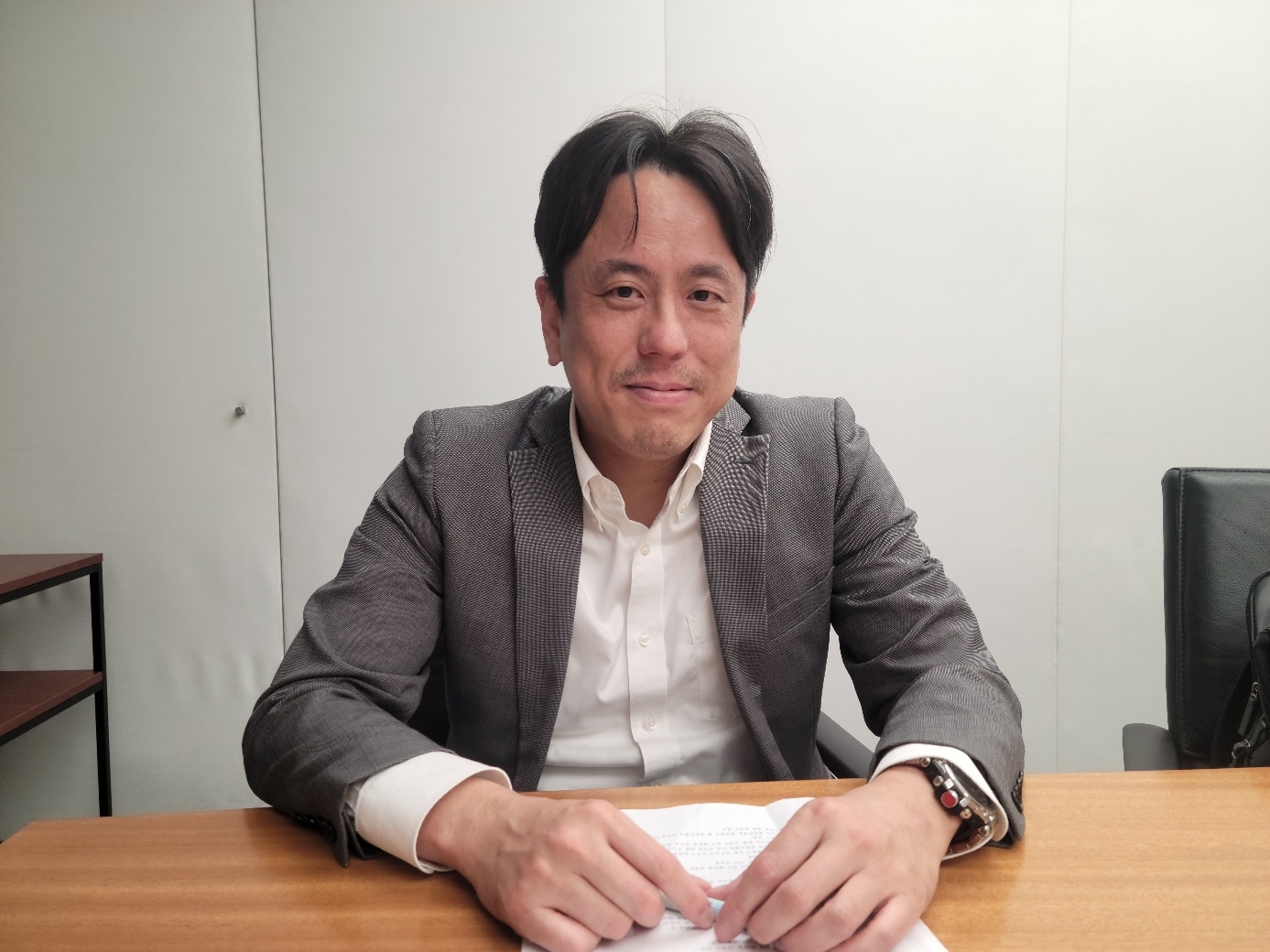 일본에서 첫 한국 국방정책에 관한 책을 쓴 이토 고타로 캐논글로벌전략연구소(CIGS) 주임연구원이 5일 도쿄 지요다구 마루노우치의 사무실에서 인터뷰하고 있다.