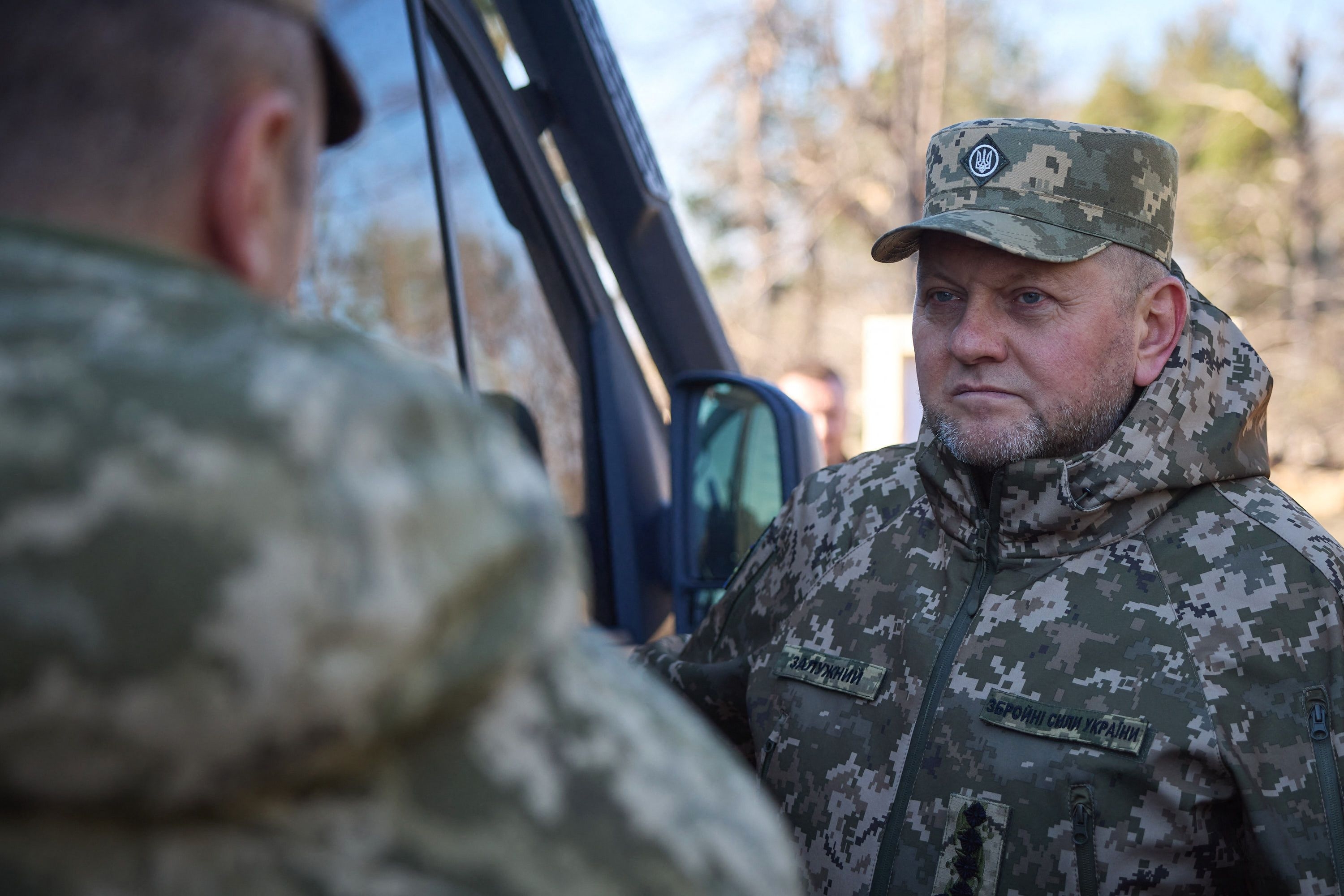 발레리 잘루즈니 우크라이나군 총사령관이 우크라이나 군인과 이야기하고 있다. 2023.11.3 우크라 대통령실