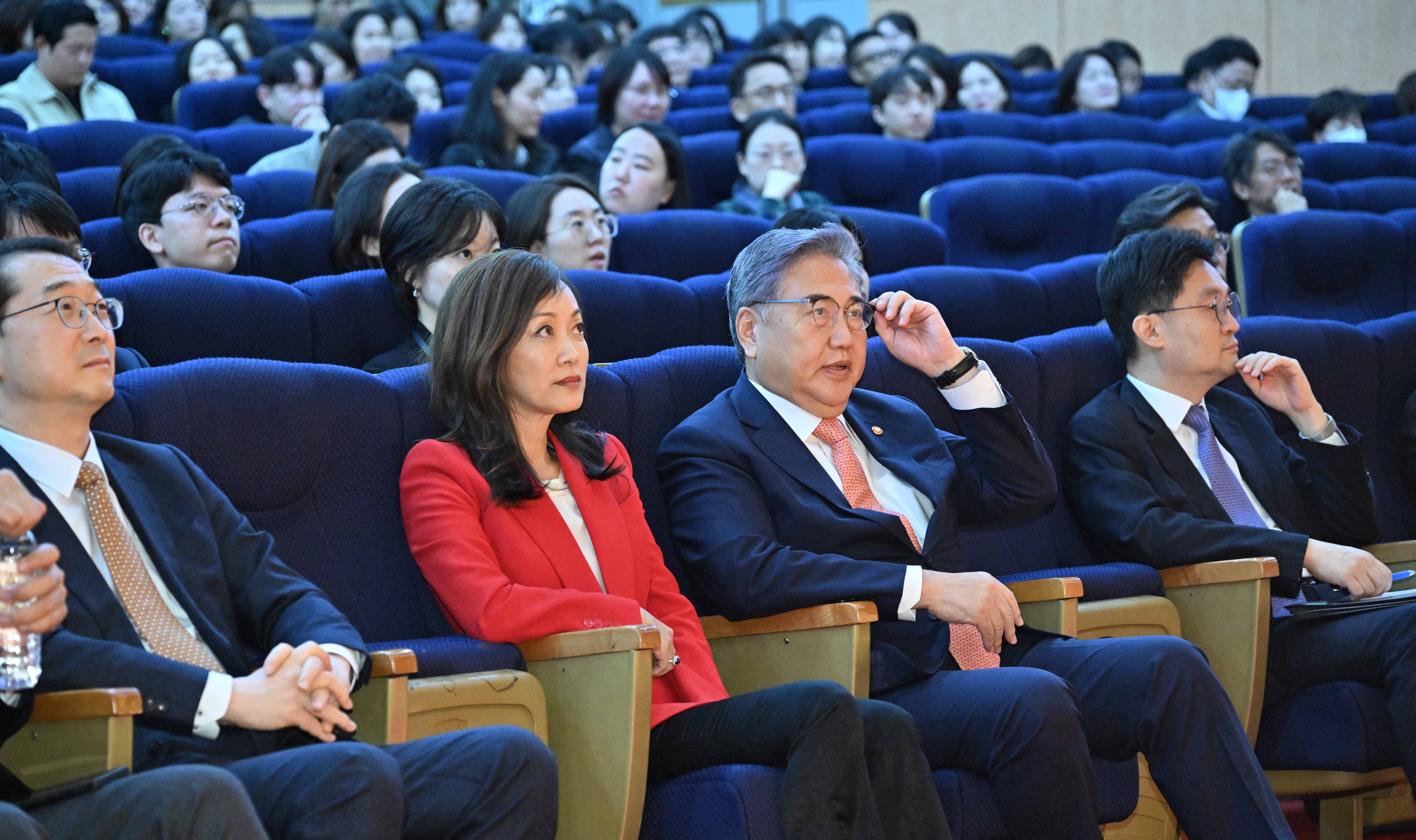 박진 외교부 장관이 6일 외교부 청사에서 열린 ‘비욘드 유토피아’ 상영회에서 제작자인 수미 테리와 함께 앉아 다큐멘터리를 보고 있다. 외교부 제공