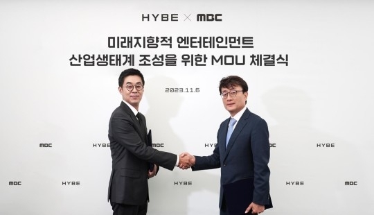 박지원(왼쪽) 하이브 최고경영자(CEO)와 안형준 MBC 사장이 6일 서울 하이브 사옥에서 ‘건전한 방송 제작환경 조성 및 아티스트 권익 제고를 위한 양해각서(MOU)’를 교환하고 악수를 나누고 있다. 하이브 제공