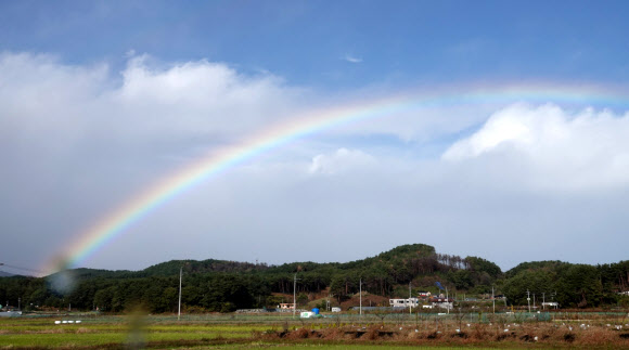 6일 강원 강릉시 경포 들녘 하늘에 무지개가 떠 있다. 2023.11.6  연합뉴스