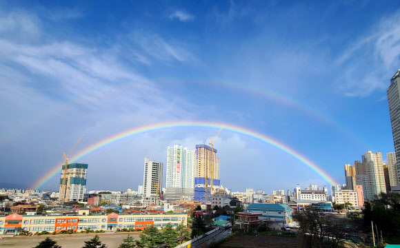 전국에 가을비 소식이 이어지는 6일 강원 속초시 하늘에 비가 그친 뒤 무지개가 나타나고 있다. 2023.11.6 연합뉴스