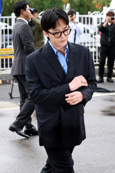 마약 투약 혐의를 받는 가수 지드래곤(권지용)이 6일 오후 피의자 신분으로 소환 조사받기 위해 인천경찰청 마약범죄수사계 사무실이 있는 인천 논현경찰서로 출석하고 있다. 2023.11.6  연합뉴스