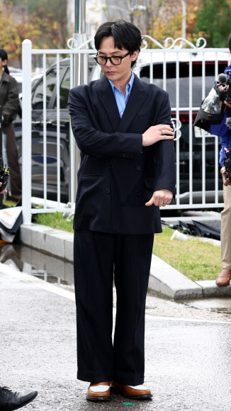 마약 투약 혐의를 받는 가수 지드래곤(권지용)이 6일 오후 피의자 신분으로 소환 조사받기 위해 인천경찰청 마약범죄수사계 사무실이 있는 인천 논현경찰서로 출석하고 있다. 2023.11.6  연합뉴스
