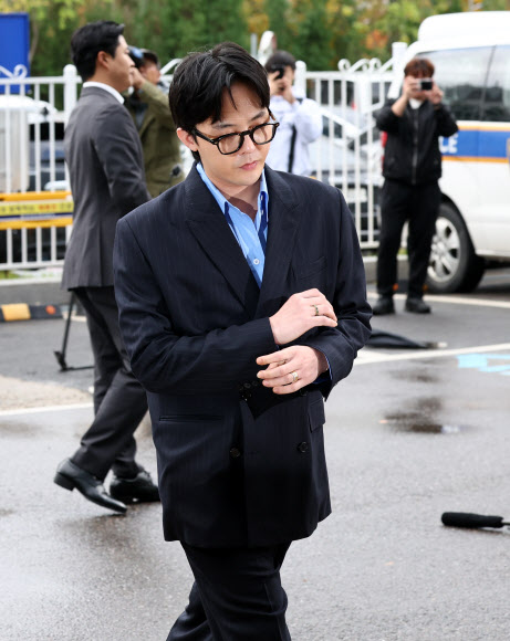 마약 투약 혐의를 받는 가수 지드래곤(권지용)이 6일 오후 피의자 신분으로 소환 조사받기 위해 인천경찰청 마약범죄수사계 사무실이 있는 인천 논현경찰서로 출석하고 있다. 2023.11.6  연합뉴스