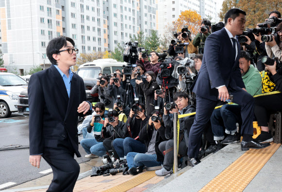 마약 투약 혐의를 받는 가수 지드래곤(권지용)이 6일 오후 피의자 신분으로 소환 조사받기 위해 인천경찰청 마약범죄수사계 사무실이 있는 인천 논현경찰서로 출석하고 있다. 2023.11.6  연합뉴스