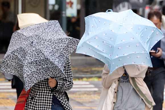 비바람에 힘겨운 발걸음