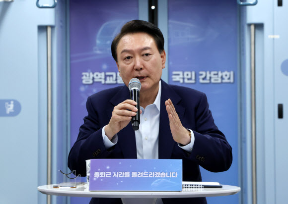 윤석열 대통령이 6일 오후 경기도 화성시 동탄역 GTX-A 열차 내에서 열린 광역교통 국민간담회에서 발언하고 있다. 2023.11.6  대통령실통신사진기자단
